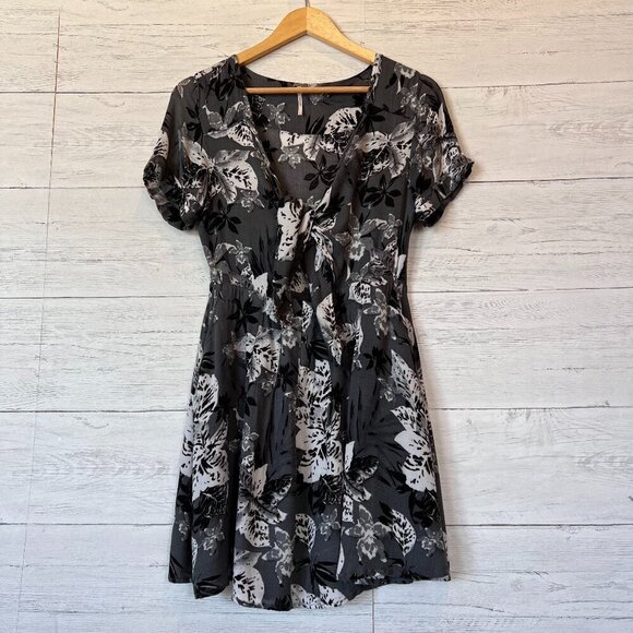 Free People Dress Size 4 Part Time Love Grey Floral Mini Short Sleeve Tie Front - Picture 1 of 16